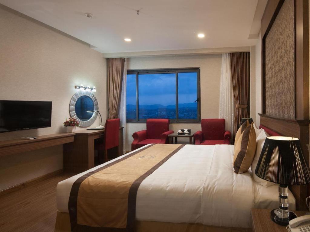 Royal Palace Hotel Tuyen Quang Exterior foto